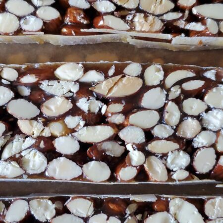 NOUGAT NOIR AU • MIEL ET AMANDES • Barre 100g : 4,50 € TTC